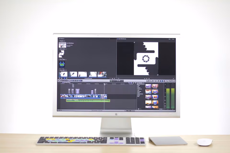 Écran de post-production avec une composition graphique et sa timeline.