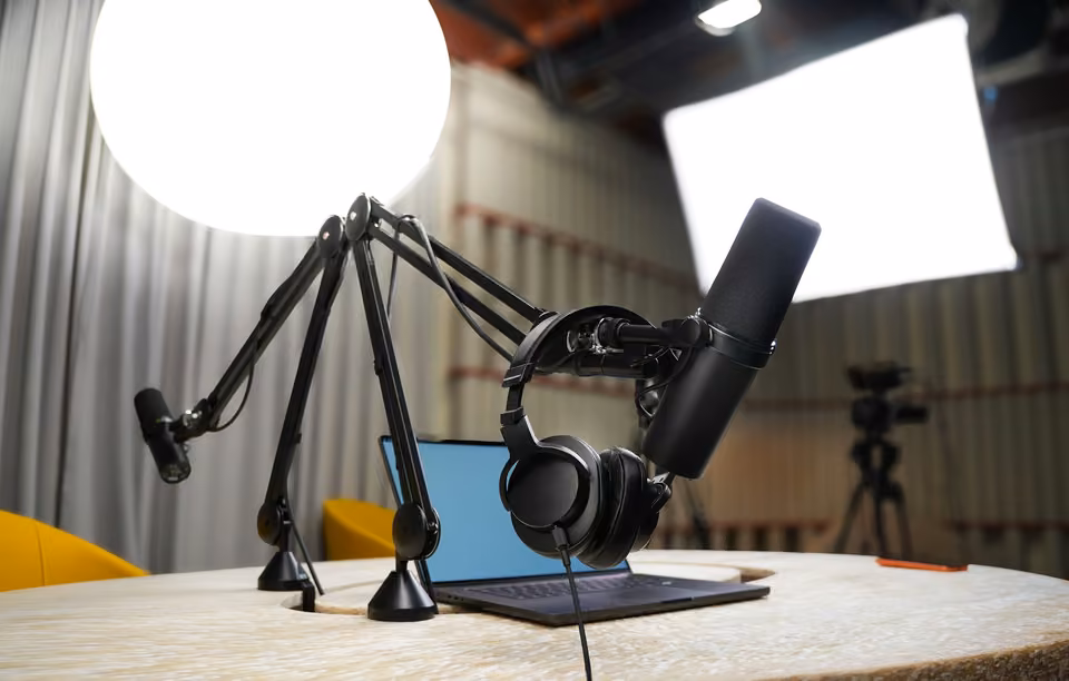 Microphone de podcast, casque et éclairages