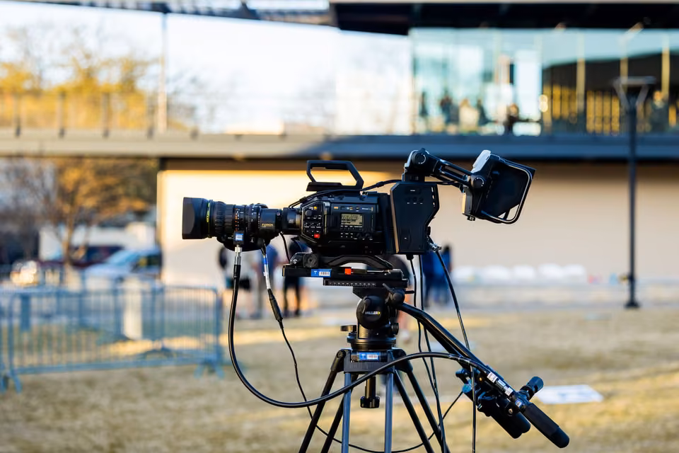 Caméra de cinéma sur trépied en extérieur