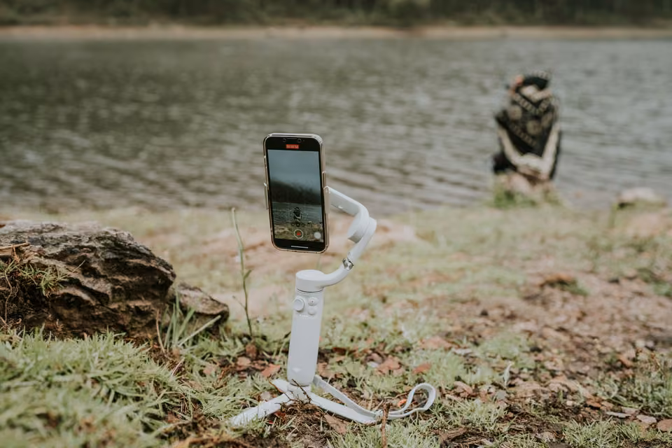 Téléphone sur stabilisateur filmant au bord d’un lac