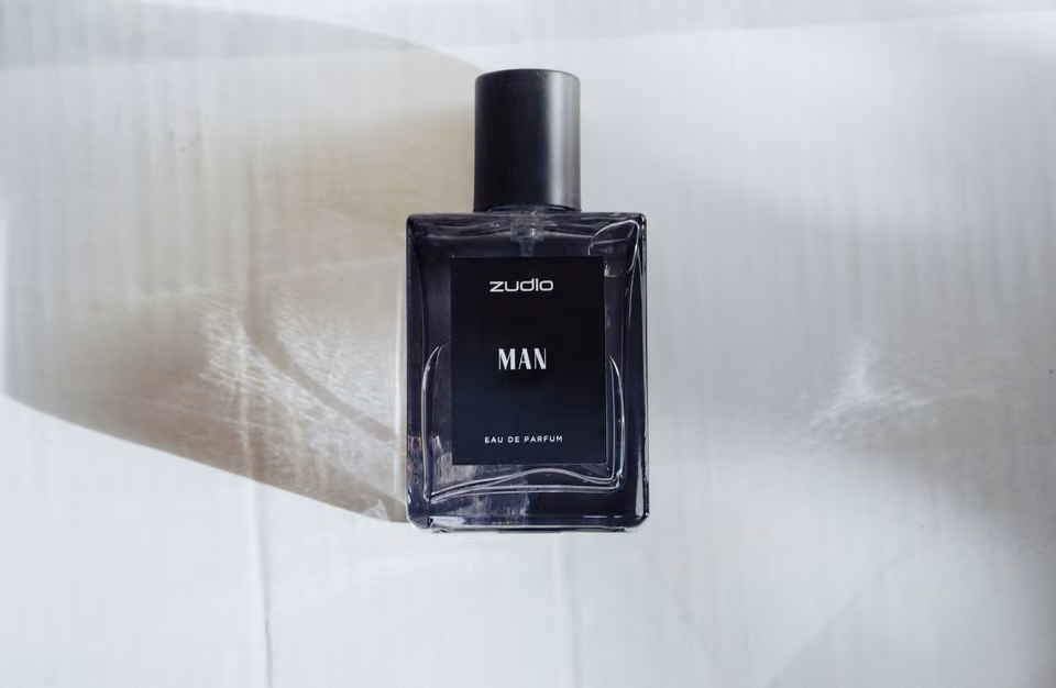 Flacon de parfum et ombres de lumière naturelle