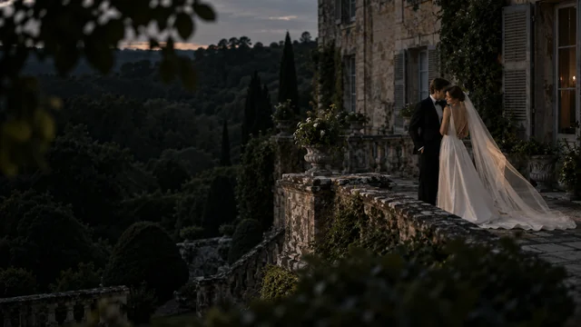 Arche fleurie et jardin français dans la lumière du soir.