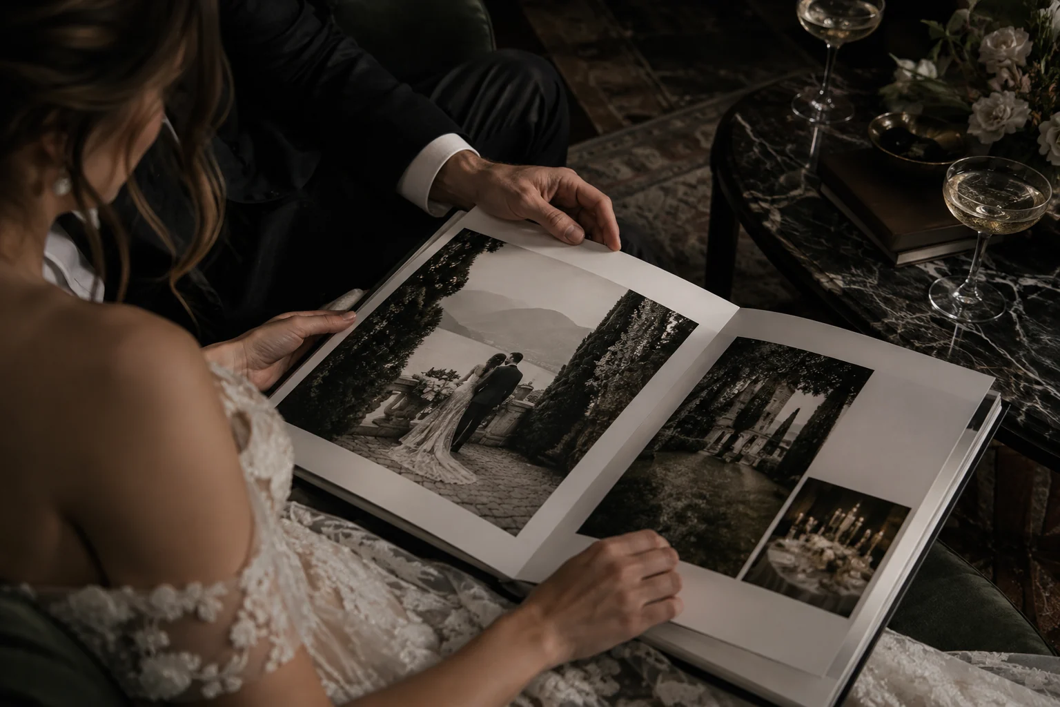 Un album de mariage ouvert sur une table.