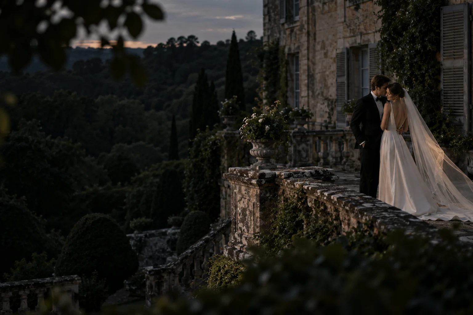 Cadre de mariage dans une demeure française.